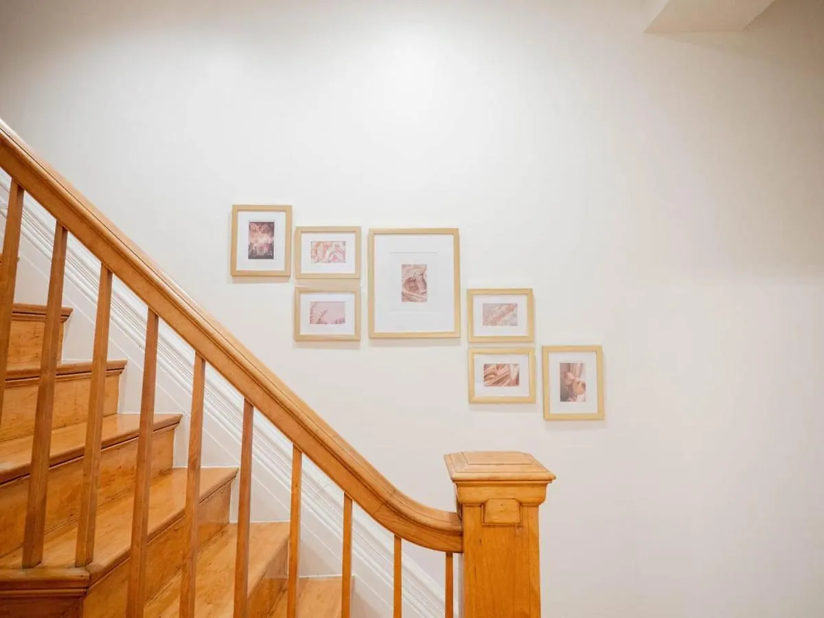 Historical Condo In Montreal - La Marie Antoinette Apartment