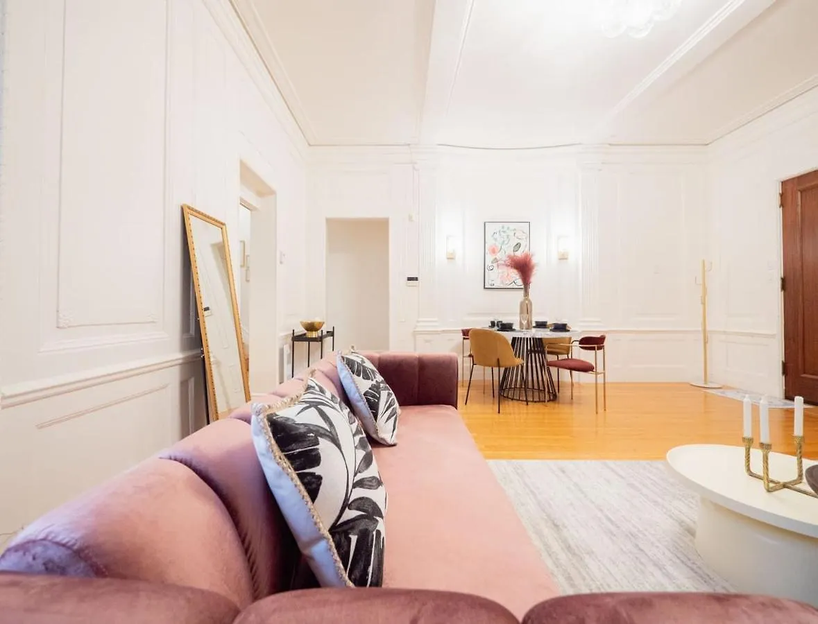Historical Condo In Montreal - La Marie Antoinette